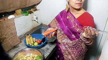 सेक्सी भाभी को मॉर्निंग में किचन में खाना बनाते समय चोदा Hard-core Kitchen Hookup