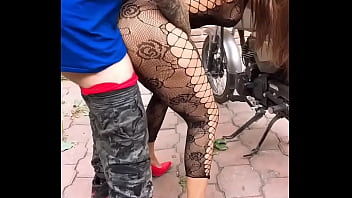 CHICA MOTOCICLISTA TENIENDO SEXO Ass-fuck CON SU PRIMO EL MECANICO Porn