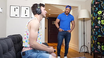 MANROYALE Gamer Youngster Uses Cock-squeezing Bum To Peak Delivery Driver