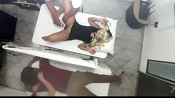 Softcore Rubdown on the Figure of the Stellar Wifey next to her Spouse in the Couples Rubdown Salon It was Recorded How the Wifey is Manipulated by the Physician and Then Nailed next to her Spouse NTR